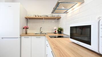 Mikroaaltouuni, liesi, kahvin-/teenkeitin