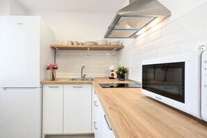 Mikrobølgeovn, kokeplater, kaffetrakter/tekoker og kjøkkenutstyr