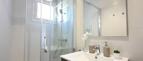 Shower, hair dryer, towels