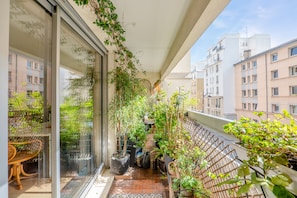 Property grounds - Mid-century Maestro, by Veeve (Paris)