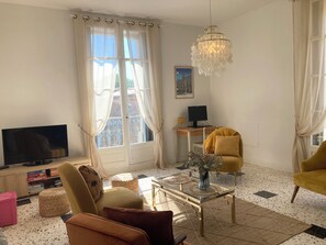 Een smart-tv, een open haard, boeken en een stereo