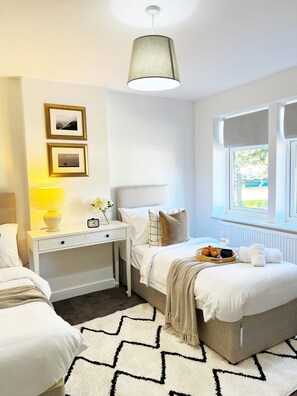 4 عدّة غرف نوم ومكواة/لوح كي وواي فاي مجانًا وملاءات أسرّة