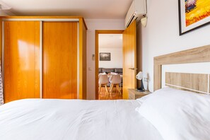 2 makuuhuonetta, silitysrauta/-lauta, ilmainen Wi-Fi, vuodevaatteet