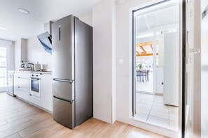 Kjøleskap, mikrobølgeovn, kaffetrakter/tekoker og vannkoker