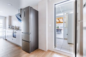 Réfrigérateur, micro-ondes, plaque de cuisson, cafetiÚre/bouilloire