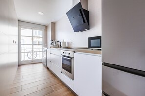 Réfrigérateur, micro-ondes, plaque de cuisson, cafetiÚre/bouilloire