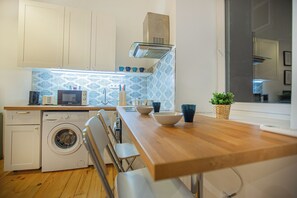 Basic Apartment | Private kitchen | Full-size fridge, microwave, oven, stovetop - Cute gallery flat in Budapest Pearl  (Budapest)