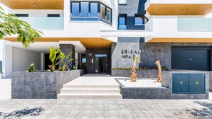 Un bâtiment moderne sur lequel on peut lire l’inscription « HÔTEL BRISALAGUNA ».