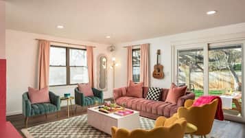 Televisión y chimenea