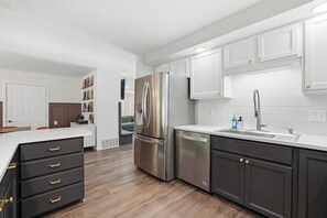 Frigorífico, microondas, placa de cocina y cafetera o tetera