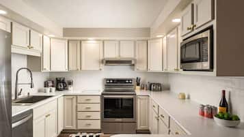 Een koelkast, een magnetron, een kookplaat