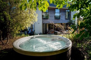 مغطس سبا خارجي