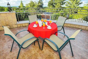 Outdoor dining - Villa Andreas (Argaka)