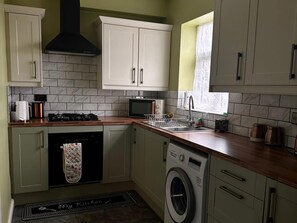 Fridge, microwave, oven, stovetop - The Hideaway Home BD5 - 2 Bed Lovely Modern House (Bradford)