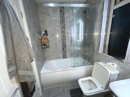 House | Bathroom | Separate bathtub and shower, deep-soaking bathtub, hair dryer, towels