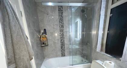 The Hideaway Home BD5 - 2 Bed Lovely Modern House
