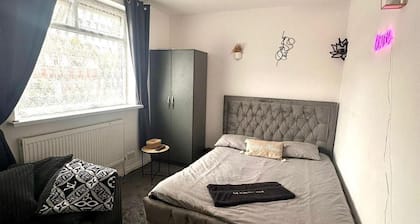 The Hideaway Home BD5 - 2 Bed Lovely Modern House