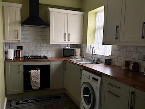 Casa | Cocina privada | Refrigerador, microondas, horno y parrilla de estufa