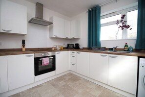 Fridge, microwave, oven, stovetop - Rugby Place by Tŷ SA (Newport)