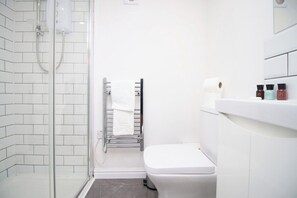 Een douche, een haardroger, handdoeken