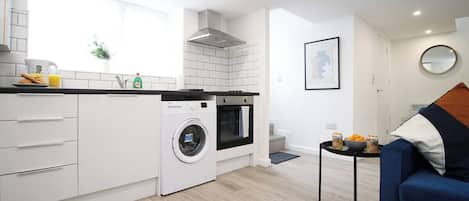 Frigorífico, microondas, horno y placa de cocina