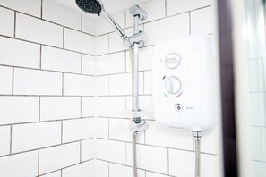 Dusche, Haartrockner, Handtücher