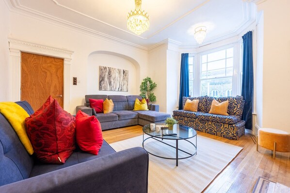 TV, fireplace - Kingsway Square by Tŷ SA (Newport)