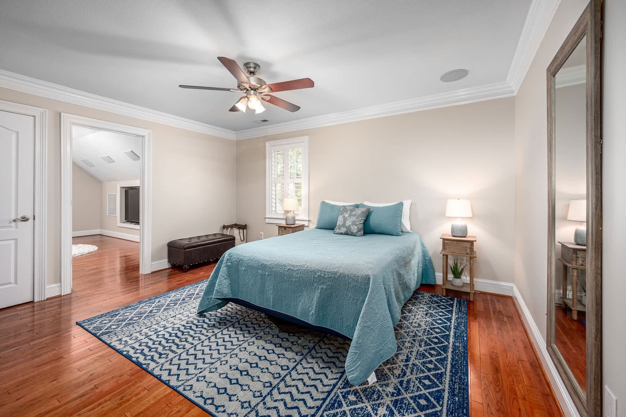 6 slaapkamers, een strijkplank/strijkijzer, wifi, beddengoed