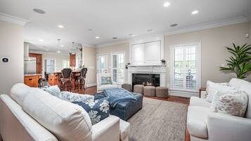 Televisión y chimenea