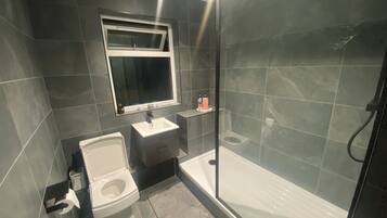 Apartment, Multiple Beds | Bathroom | Shower, towels