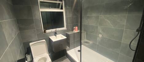 Departamento, varias camas | Baño | Regadera y toallas