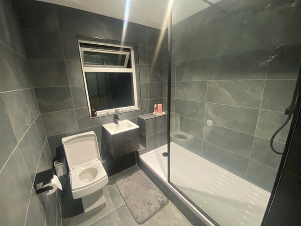 Apartment, Berbilang Katil | Bilik Mandi | Pancuran mandi, tuala disediakan 