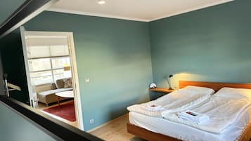 2 bedrooms, travel cot, WiFi, bed sheets