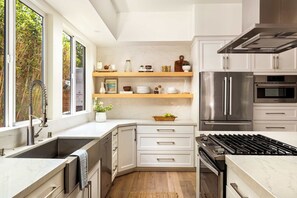 Een koelkast, een magnetron, een oven, een kookplaat