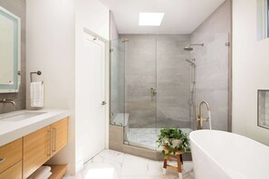 Badewanne, Haartrockner, Handtücher, Shampoo