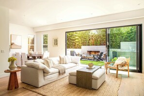 Een televisie, een open haard, een stereo en een kantoor