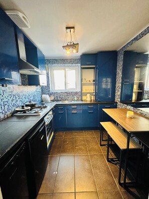 Apartment, Multiple Beds | Private kitchen | Fridge, microwave, oven, stovetop - Immaculate 3-bed Apartment in London (London)