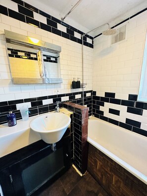 Apartment, Multiple Beds | Bathroom | Shower, towels - Immaculate 3-bed Apartment in London (London)