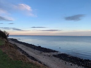 Eine Küstenlandschaft mit Sandstrand und felsiger Küste.