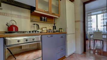 Refrigerador con freezer, horno, placa de cocina, lavavajillas