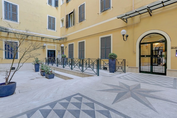 Deluxe-Apartment | Blick auf den Innenhof