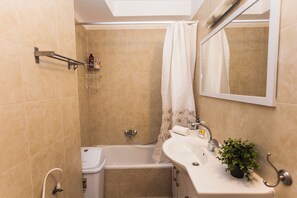 Secador de pelo, toallas