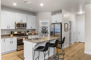 Fridge, microwave, stovetop, dishwasher - Resort Lazy River & Pickelball | Spacious Home (Washington)