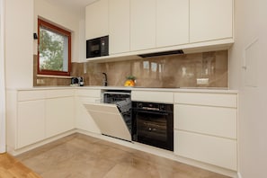 Apartamento, 2 quartos, 2 banheiros | Cozinha privada | Micro-ondas, lava-louças, cafeteira/chaleira, chaleira elétrica