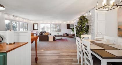 Oregon Upstairs · Huge Unit Near Airport , Fast WiFi, Parking