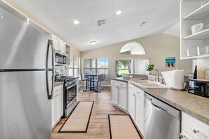 Kühlschrank, Mikrowelle, Ofen, Wasserkocher mit Kaffee-/Teezubehör