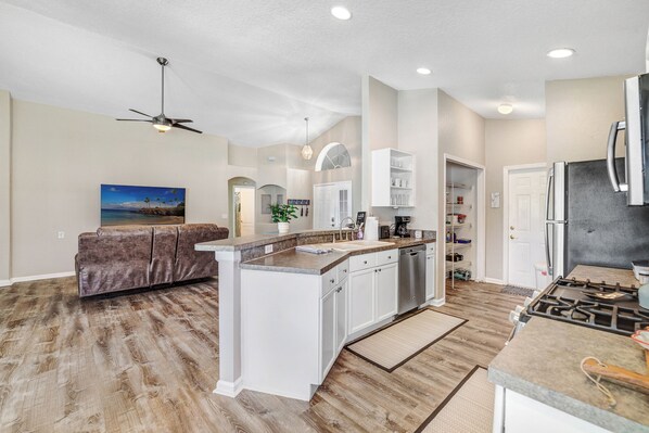 Kühlschrank, Mikrowelle, Ofen, Wasserkocher mit Kaffee-/Teezubehör