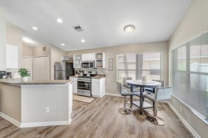 Kühlschrank, Mikrowelle, Ofen, Wasserkocher mit Kaffee-/Teezubehör