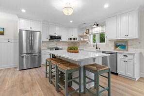 Fridge, microwave, oven, stovetop - Dog Friendly with 4 Master Suites, Dock, Fire Pit (Eatonton)