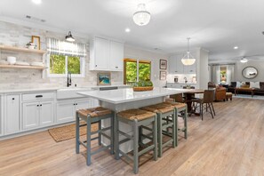 Fridge, microwave, oven, stovetop - Dog Friendly with 4 Master Suites, Dock, Fire Pit (Eatonton)